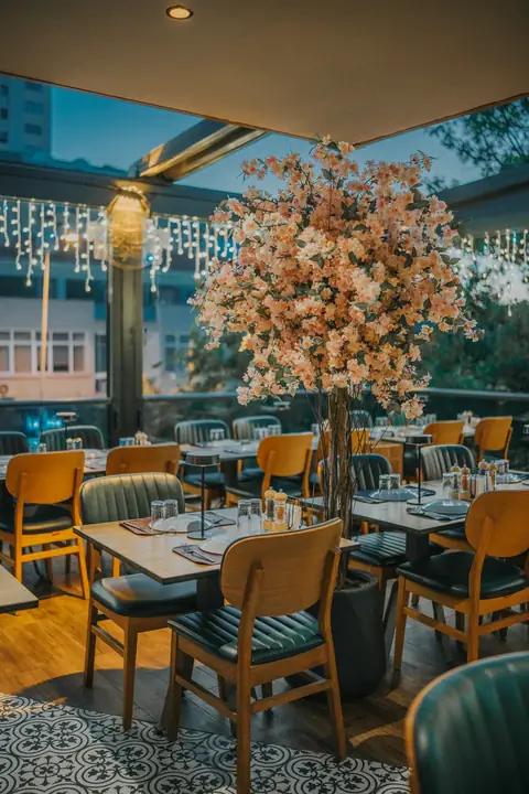 The dining room and tables at Senli Benli Meyhane