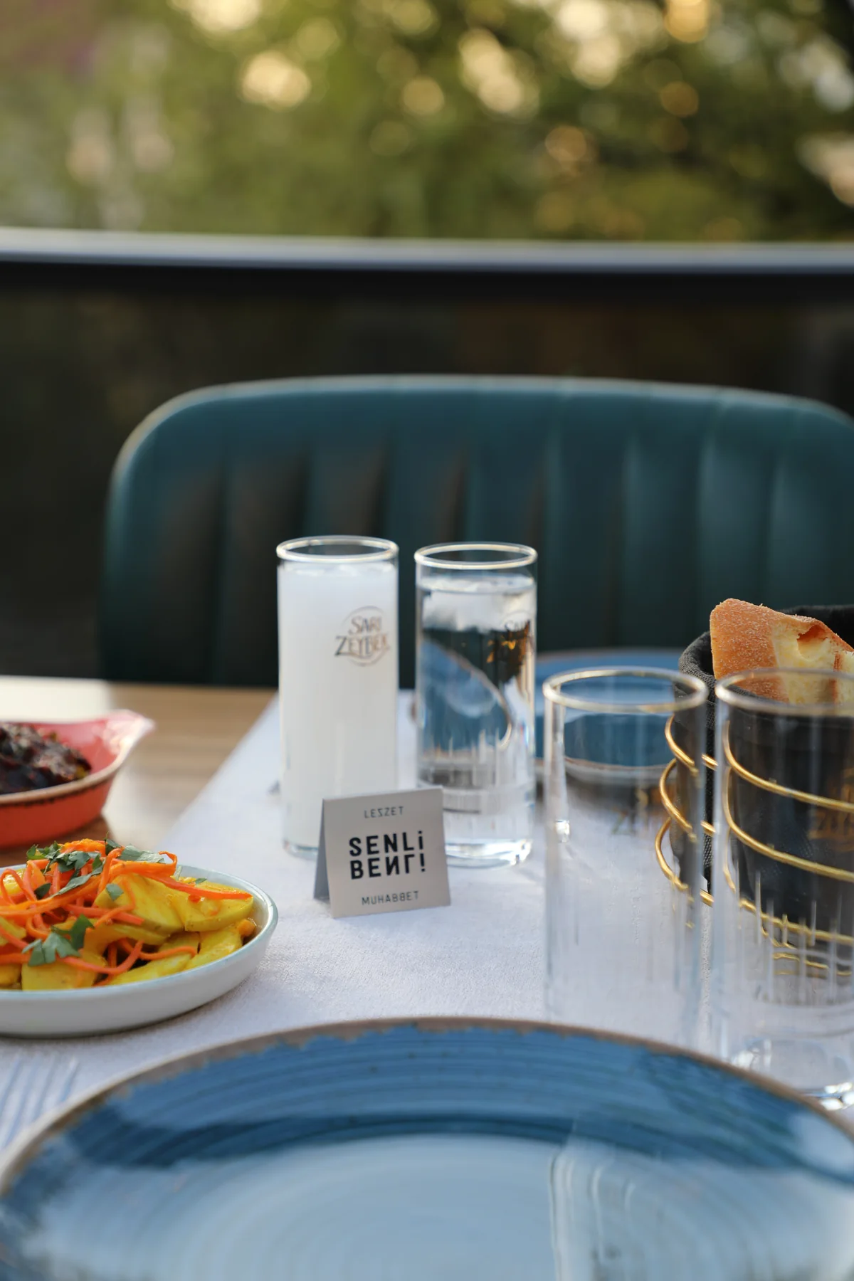 Rakı ve meze sofrası - Senli Benli Meyhane